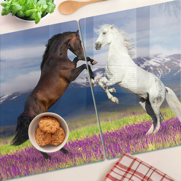 Tabla de cortar Caballos con el telón de fondo de montañas y flores.