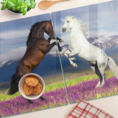 Tabla de cortar Caballos con el telón de fondo de montañas y flores.