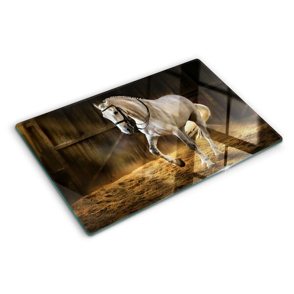 Tabla de cocina Un caballo en movimiento en el establo.