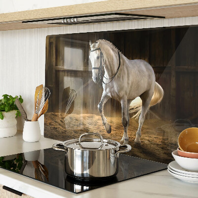 Tabla de cocina Un caballo en movimiento en el establo.