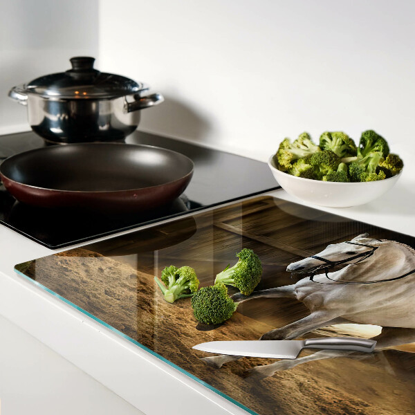 Tabla de cocina Un caballo en movimiento en el establo.