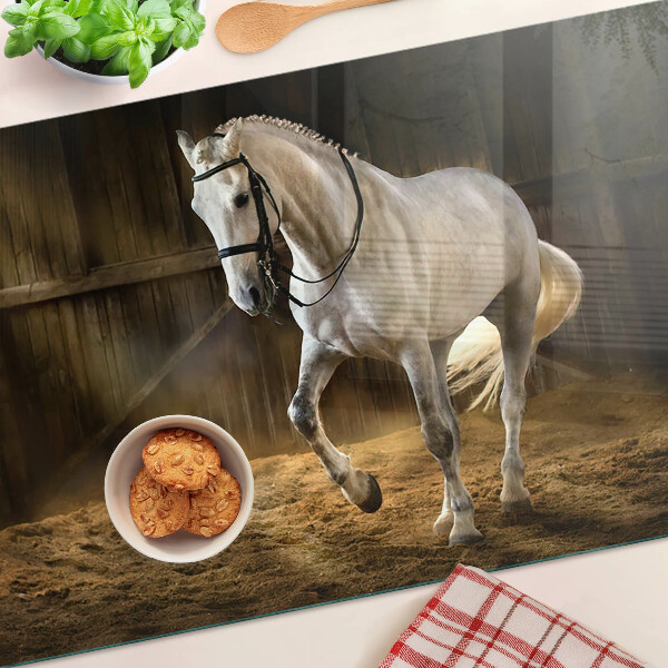 Tabla de cocina Un caballo en movimiento en el establo.