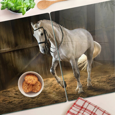 Tabla de cocina Un caballo en movimiento en el establo.