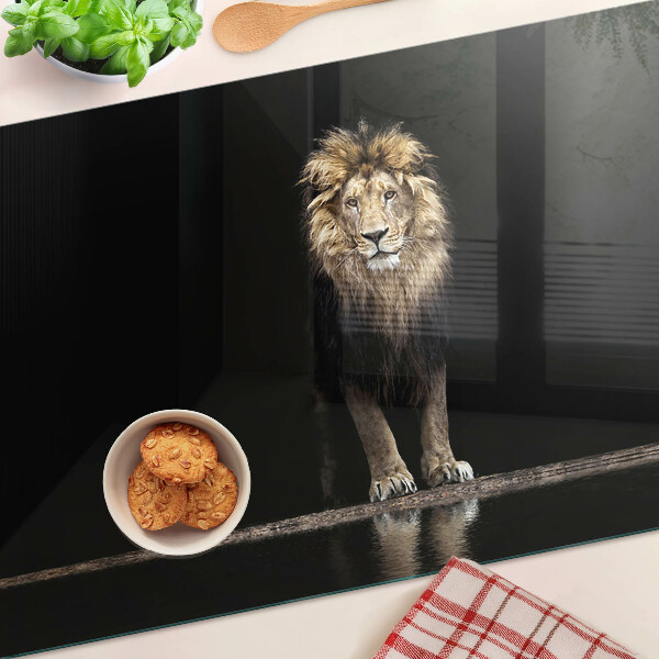 Tabla de cortar de cristal León sobre un fondo oscuro