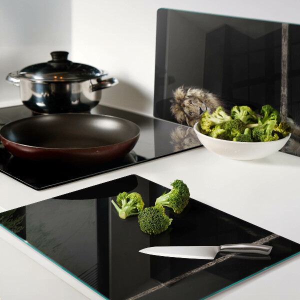 Tabla de cortar de cristal León sobre un fondo oscuro