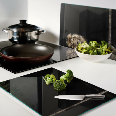 Tabla de cortar de cristal León sobre un fondo oscuro