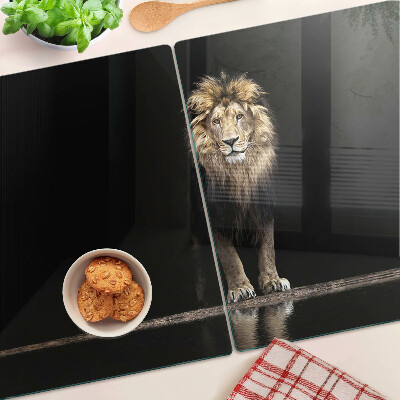 Tabla de cortar de cristal León sobre un fondo oscuro