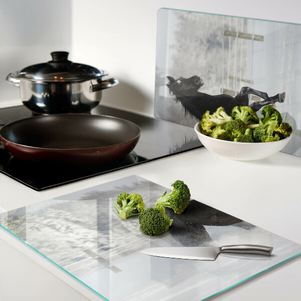 Tabla de cortar Un caballo en un paisaje invernal.