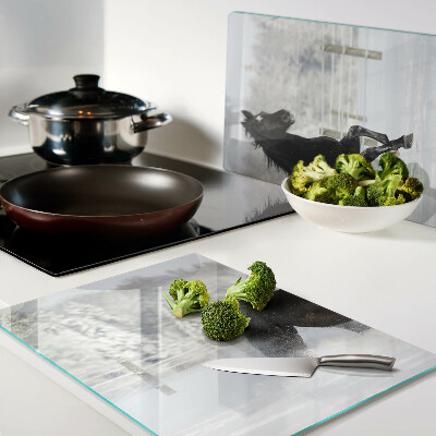 Tabla de cortar Un caballo en un paisaje invernal.