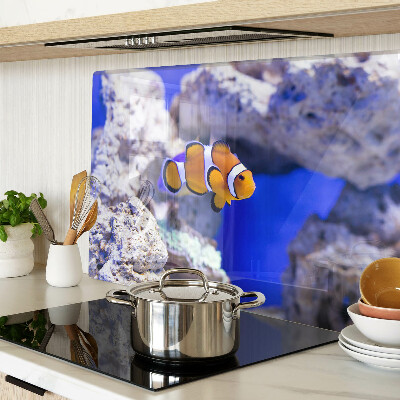 Tabla para cortar Pez payaso entre las rocas