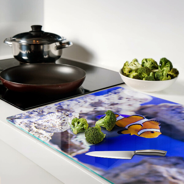 Tabla para cortar Pez payaso entre las rocas