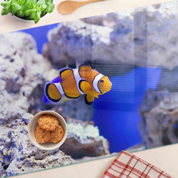 Tabla para cortar Pez payaso entre las rocas