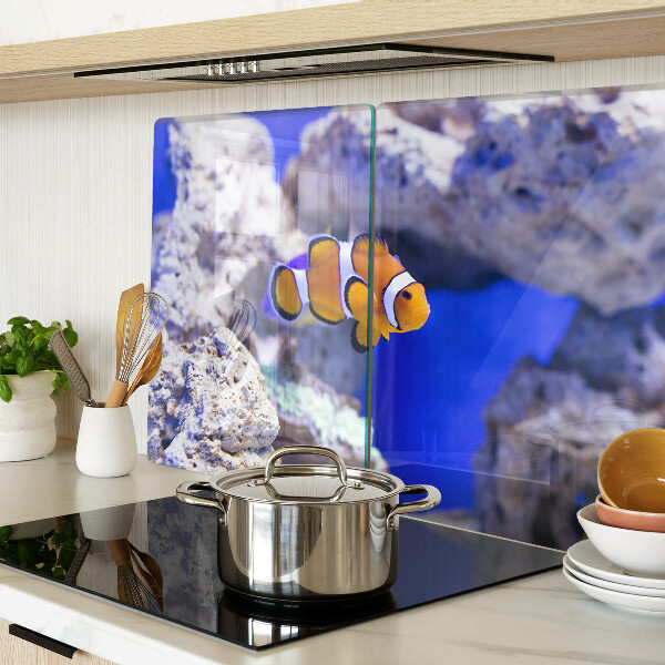 Tabla para cortar Pez payaso entre las rocas