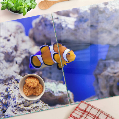 Tabla para cortar Pez payaso entre las rocas