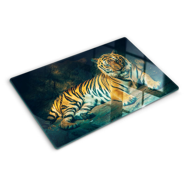 Tabla de cortar Un tigre tumbado en las rocas