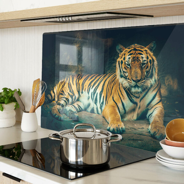 Tabla de cortar Un tigre tumbado en las rocas