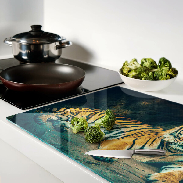 Tabla de cortar Un tigre tumbado en las rocas