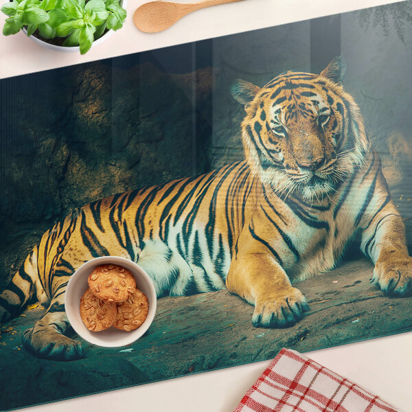 Tabla de cortar Un tigre tumbado en las rocas