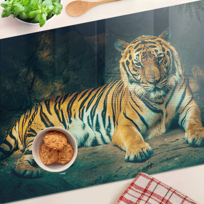 Tabla de cortar Un tigre tumbado en las rocas