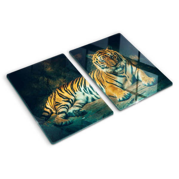 Tabla de cortar Un tigre tumbado en las rocas