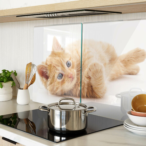 Tabla de cortar de cristal Gatito pelirrojo sobre un fondo blanco