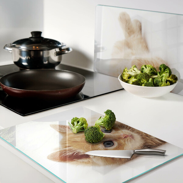 Tabla de cortar de cristal Gatito pelirrojo sobre un fondo blanco