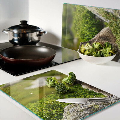 Tabla de cortar de cristal Marmota sobre un fondo de hierba verde