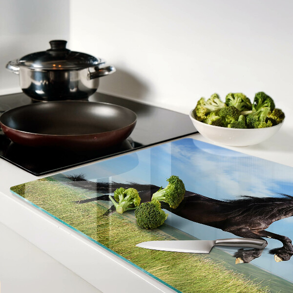 Tabla de cortar Caballo negro en el prado