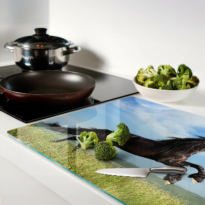 Tabla de cortar Caballo negro en el prado