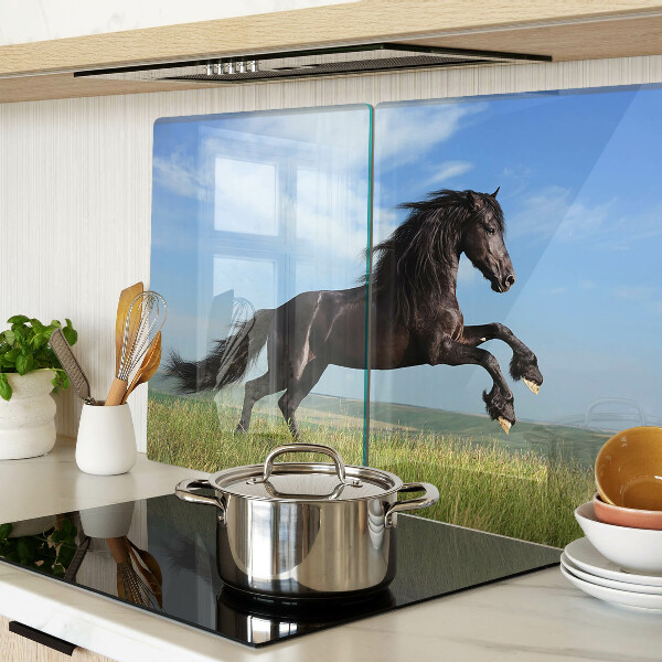 Tabla de cortar Caballo negro en el prado