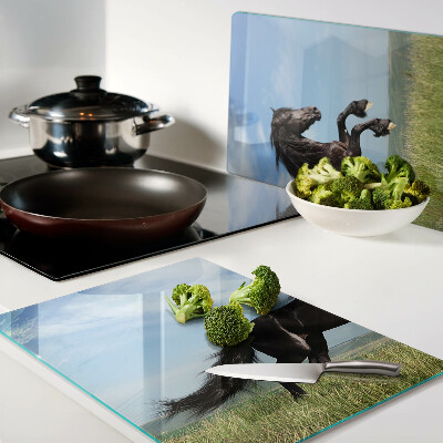 Tabla de cortar Caballo negro en el prado