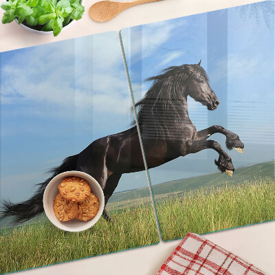 Tabla de cortar Caballo negro en el prado