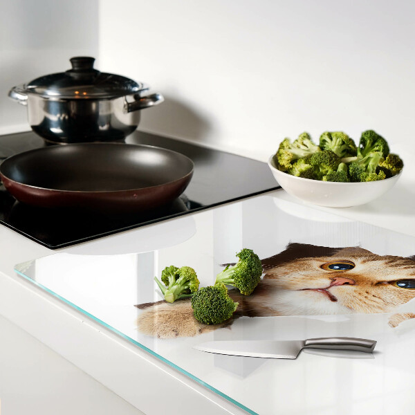 Tabla de cocina Un gato mirando a través de un agujero en la pared.