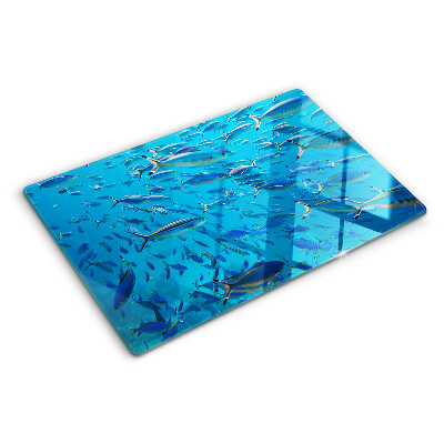 Tabla de cortar Un banco de peces en agua clara