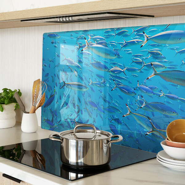 Tabla de cortar Un banco de peces en agua clara