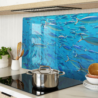 Tabla de cortar Un banco de peces en agua clara