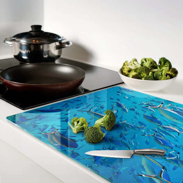 Tabla de cortar Un banco de peces en agua clara