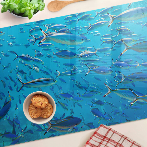 Tabla de cortar Un banco de peces en agua clara