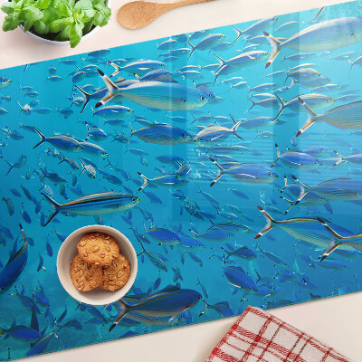 Tabla de cortar Un banco de peces en agua clara