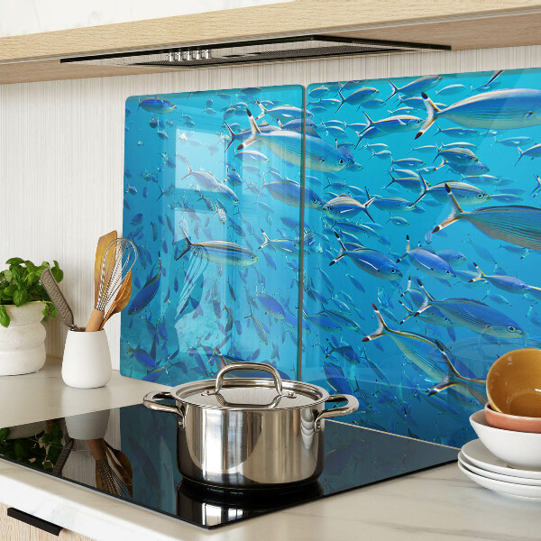 Tabla de cortar Un banco de peces en agua clara