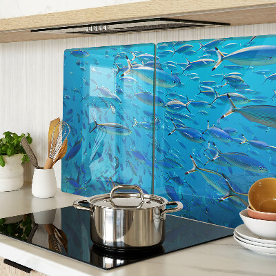 Tabla de cortar Un banco de peces en agua clara