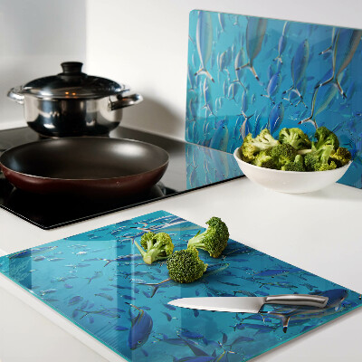 Tabla de cortar Un banco de peces en agua clara