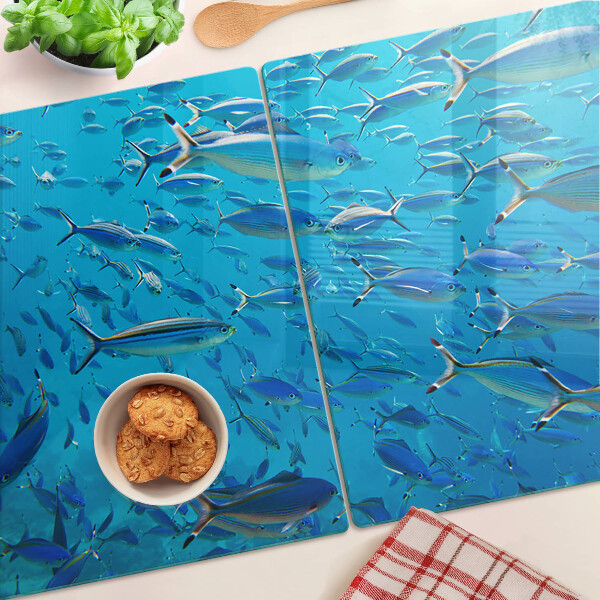 Tabla de cortar Un banco de peces en agua clara