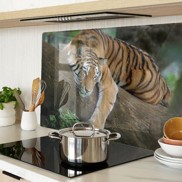 Tabla de cortar Tigre en el tronco de un árbol