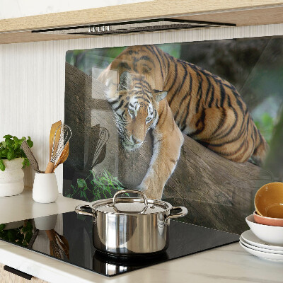 Tabla de cortar Tigre en el tronco de un árbol