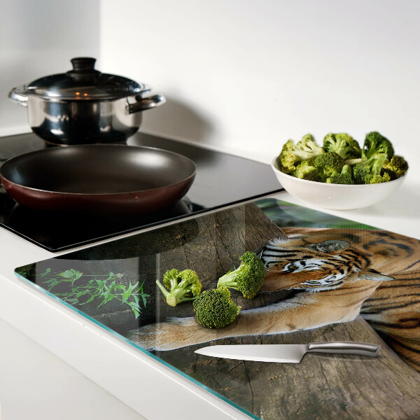 Tabla de cortar Tigre en el tronco de un árbol