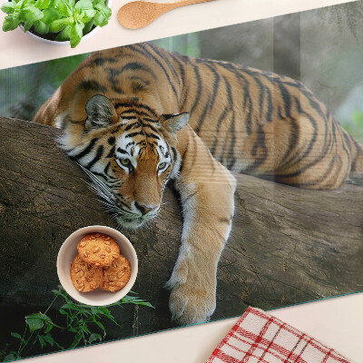 Tabla de cortar Tigre en el tronco de un árbol