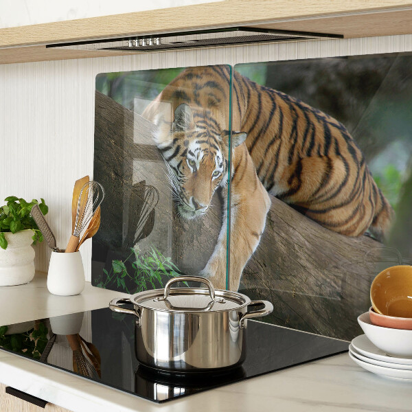 Tabla de cortar Tigre en el tronco de un árbol