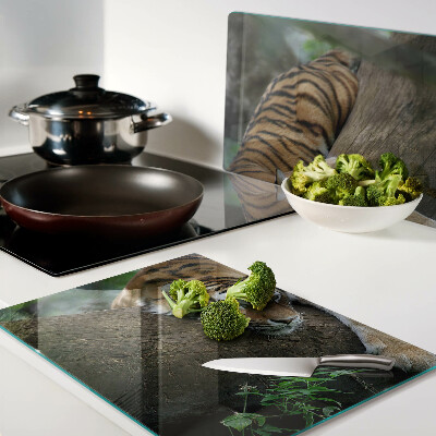 Tabla de cortar Tigre en el tronco de un árbol