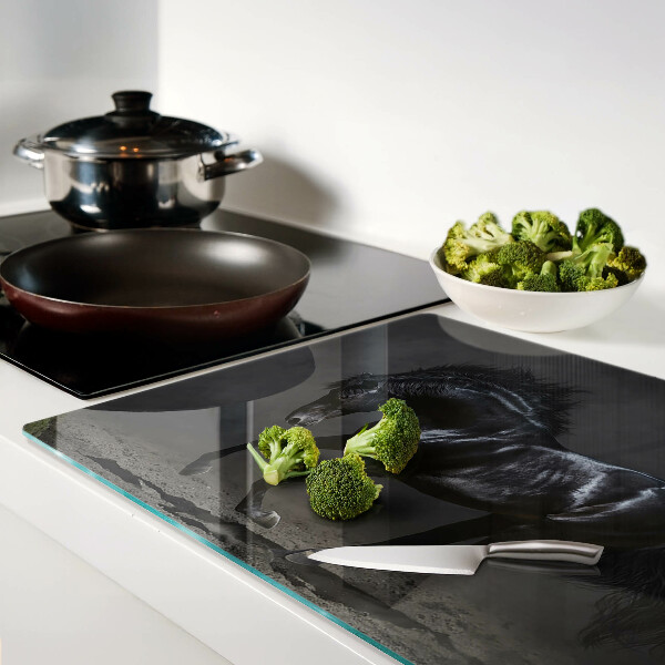 Tabla de cortar de cristal Un caballo oscuro en movimiento